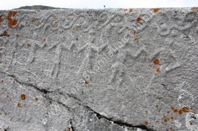 Nekropole sa stećcima, starim nišanima i ostaci srednjovjekovne građevine na lokalitetu Dolovi, selo Umoljani, prirodno i historijsko područje