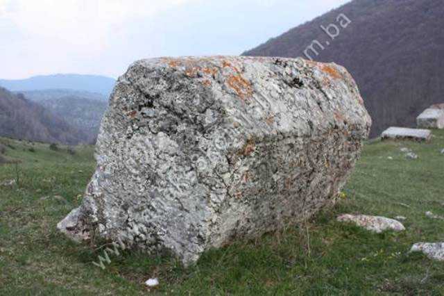 Nekropole sa stećcima, starim nišanima i ostaci srednjovjekovne građevine na lokalitetu Dolovi, selo Umoljani, prirodno i historijsko područje