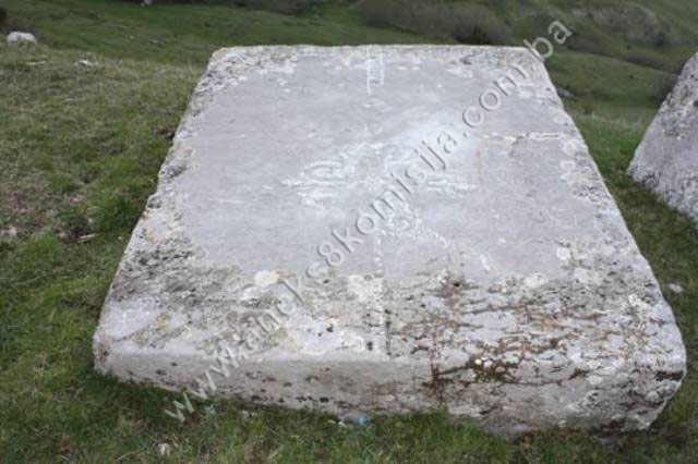 Nekropole sa stećcima, starim nišanima i ostaci srednjovjekovne građevine na lokalitetu Dolovi, selo Umoljani, prirodno i historijsko područje
