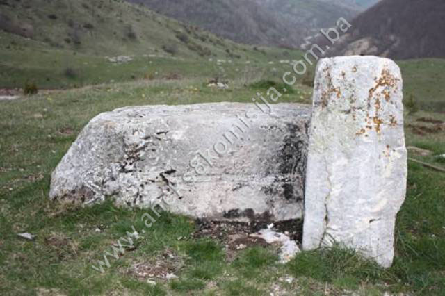 Nekropole sa stećcima, starim nišanima i ostaci srednjovjekovne građevine na lokalitetu Dolovi, selo Umoljani, prirodno i historijsko područje