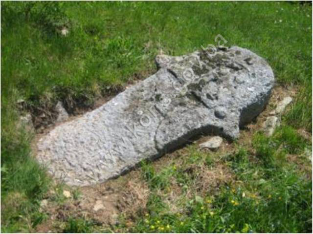 Nekropola Sebešić sa stećcima, antropomorfnim nadgrobnicima koji podsjećaju na križ i tumulusom, povijesno područje