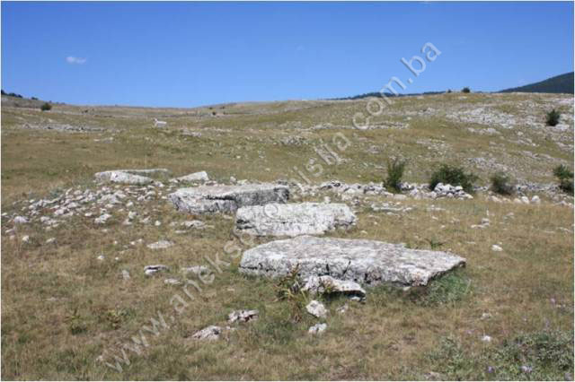 Blatačko jezero sa dijelom kanjona rijeke Rakitnice, prahistorijskim grobnim gomilama, nekropolama sa stećcima i nišanima, naselje Blace, kulturni pejzaž