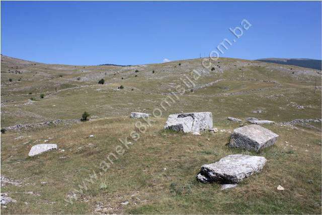 Blatačko jezero sa dijelom kanjona rijeke Rakitnice, prahistorijskim grobnim gomilama, nekropolama sa stećcima i nišanima, naselje Blace, kulturni pejzaž