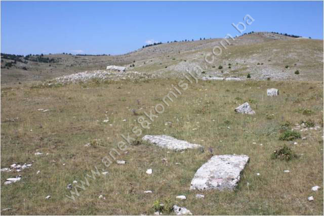 Blatačko jezero sa dijelom kanjona rijeke Rakitnice, prahistorijskim grobnim gomilama, nekropolama sa stećcima i nišanima, naselje Blace, kulturni pejzaž