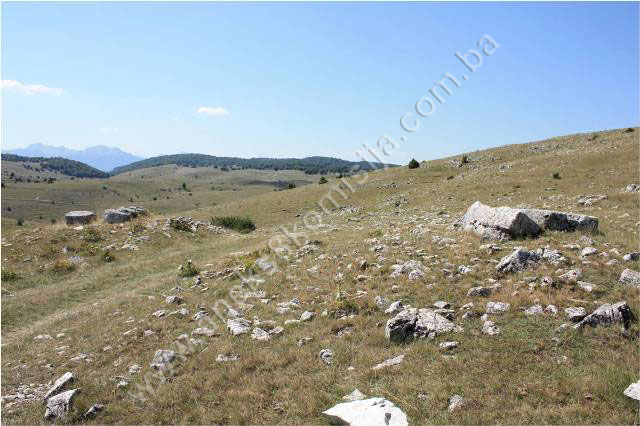 Blatačko jezero sa dijelom kanjona rijeke Rakitnice, prahistorijskim grobnim gomilama, nekropolama sa stećcima i nišanima, naselje Blace, kulturni pejzaž