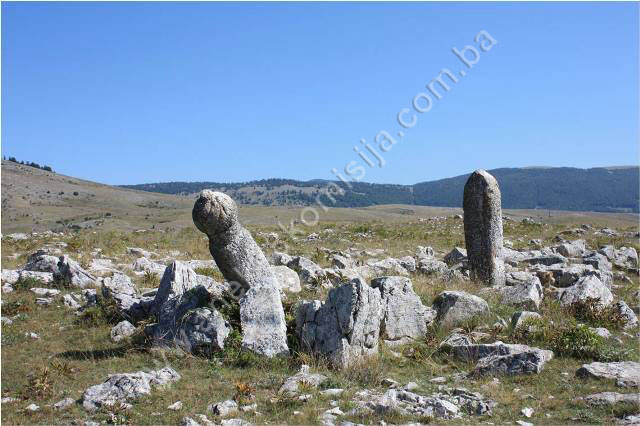Blatačko jezero sa dijelom kanjona rijeke Rakitnice, prahistorijskim grobnim gomilama, nekropolama sa stećcima i nišanima, naselje Blace, kulturni pejzaž