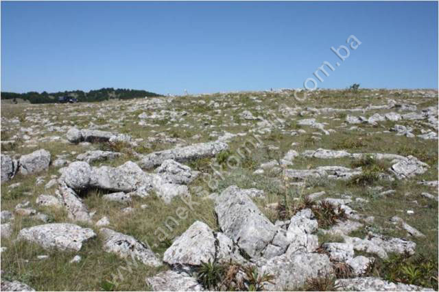 Blatačko jezero sa dijelom kanjona rijeke Rakitnice, prahistorijskim grobnim gomilama, nekropolama sa stećcima i nišanima, naselje Blace, kulturni pejzaž