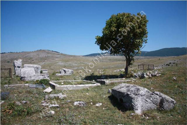Blatačko jezero sa dijelom kanjona rijeke Rakitnice, prahistorijskim grobnim gomilama, nekropolama sa stećcima i nišanima, naselje Blace, kulturni pejzaž