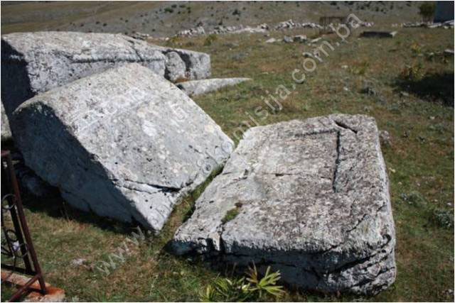 Blatačko jezero sa dijelom kanjona rijeke Rakitnice, prahistorijskim grobnim gomilama, nekropolama sa stećcima i nišanima, naselje Blace, kulturni pejzaž