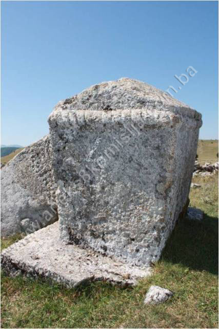 Blatačko jezero sa dijelom kanjona rijeke Rakitnice, prahistorijskim grobnim gomilama, nekropolama sa stećcima i nišanima, naselje Blace, kulturni pejzaž