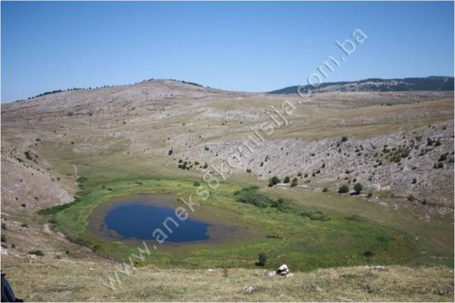 Blatačko jezero sa dijelom kanjona rijeke Rakitnice, prahistorijskim grobnim gomilama, nekropolama sa stećcima i nišanima, naselje Blace, kulturni pejzaž