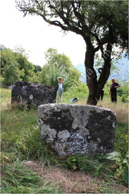 Prahistorijski tumulusi, nekropole sa stećcima i nišanima u selu Sovići, grobljanska cjelina