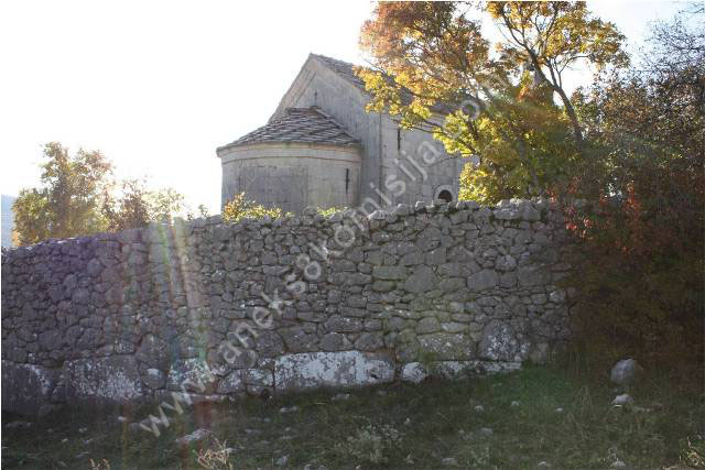 Nekropola sa stećcima i pravoslavna crkva Sv kneza Lazara (grobna crkva kneza Vlađa Bijelića) u Vlahovićima, historijsko područje