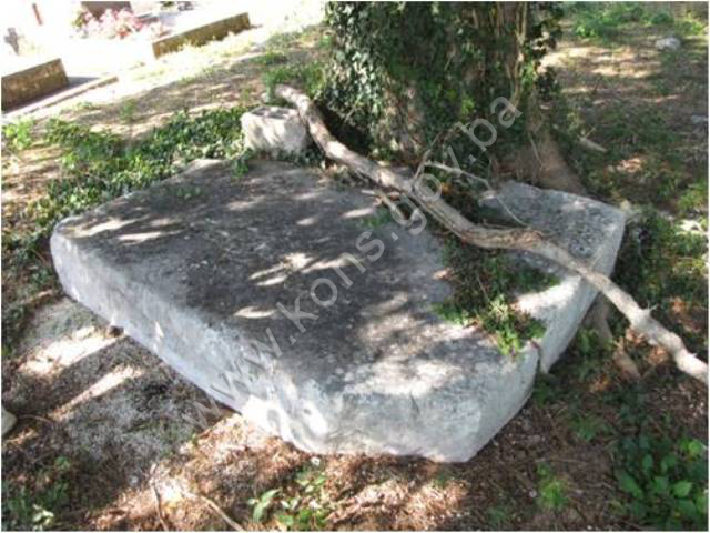Pravoslavna crkva Uspenja Bogorodice sa nekropolom sa stećcima i starim kamenim nadgrobnicima (krstačama) u selu  Drijenjani, Popovo polje, graditeljska cjelina