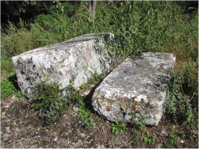 Pravoslavna crkva Uspenja Bogorodice sa nekropolom sa stećcima i starim kamenim nadgrobnicima (krstačama) u selu  Drijenjani, Popovo polje, graditeljska cjelina