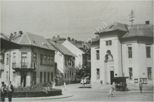 Šarena (Časna, Atik, Gradska, Behram-begova) džamija sa haremom, ulazni portal i mjesto Behram-begove medrese, graditeljska cjelina