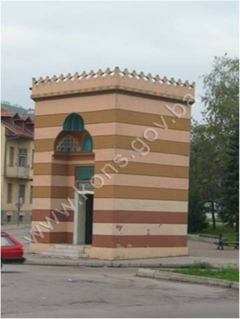 Šarena (Časna, Atik, Gradska, Behram-begova) džamija sa haremom, ulazni portal i mjesto Behram-begove medrese, graditeljska cjelina