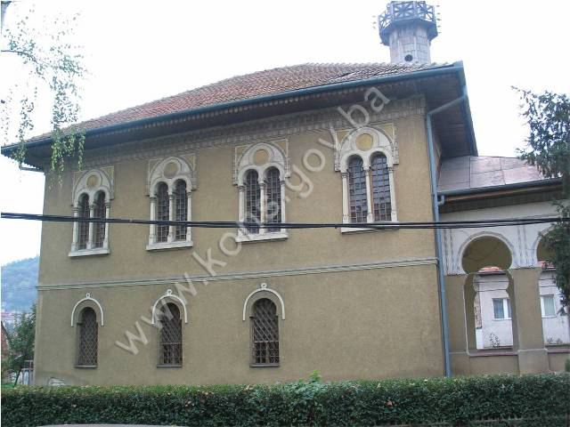 Šarena (Časna, Atik, Gradska, Behram-begova) džamija sa haremom, ulazni portal i mjesto Behram-begove medrese, graditeljska cjelina