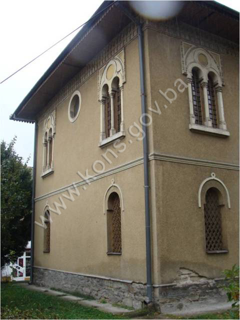 Šarena (Časna, Atik, Gradska, Behram-begova) džamija sa haremom, ulazni portal i mjesto Behram-begove medrese, graditeljska cjelina