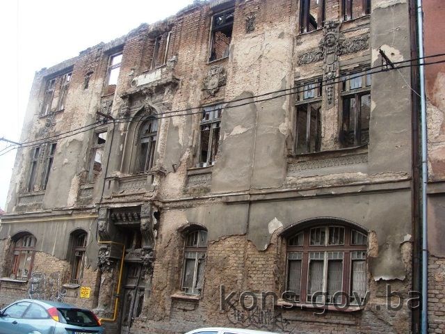 Grupa zgrada u Kotromanićevoj ulici (Kotromanićeva br. 36,  br. 38. i zgrada na uglu Kotromanićeve i ul. Kalmija Baruha), graditeljska cjelina