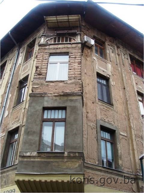 Grupa zgrada u Kotromanićevoj ulici (Kotromanićeva br. 36,  br. 38. i zgrada na uglu Kotromanićeve i ul. Kalmija Baruha), graditeljska cjelina