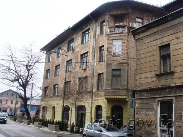 Grupa zgrada u Kotromanićevoj ulici (Kotromanićeva br. 36,  br. 38. i zgrada na uglu Kotromanićeve i ul. Kalmija Baruha), graditeljska cjelina