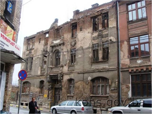 Grupa zgrada u Kotromanićevoj ulici (Kotromanićeva br. 36,  br. 38. i zgrada na uglu Kotromanićeve i ul. Kalmija Baruha), graditeljska cjelina