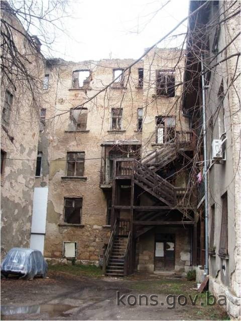 Grupa zgrada u Kotromanićevoj ulici (Kotromanićeva br. 36,  br. 38. i zgrada na uglu Kotromanićeve i ul. Kalmija Baruha), graditeljska cjelina