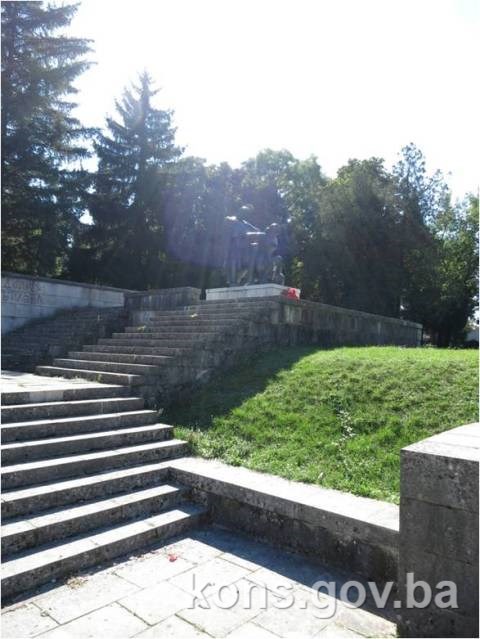 Park narodnih heroja sa kosturnicom