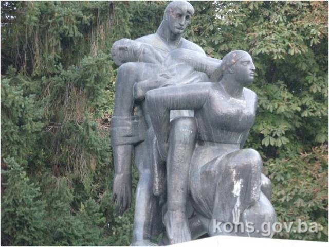 Park narodnih heroja sa kosturnicom