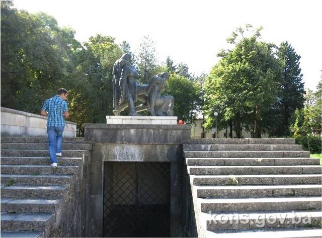 Park narodnih heroja sa kosturnicom