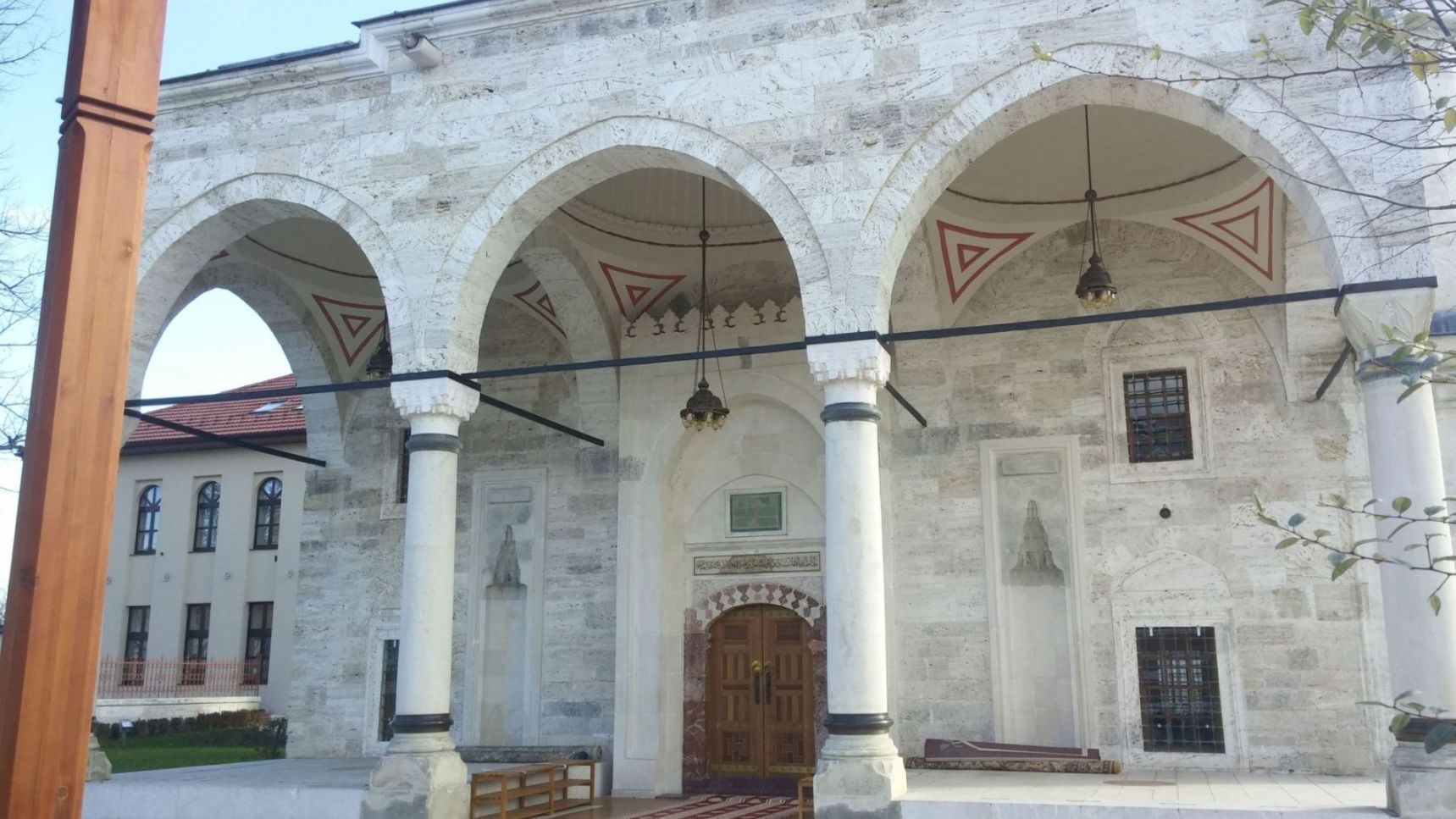 Ferhad-pašina džamija (Ferhadija) u Banjoj Luci, sa Ferhad-pašinim turbetom,Turbetom Safi-kadune, Turbetom Ferhad-pašinih bajraktara, šadrvanom, džamijskih haremom, ogradnim zidovima i portalom, područje i ostaci graditeljske cjeline