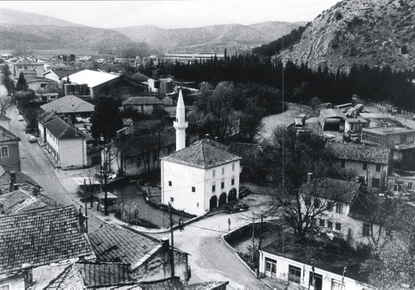 Podgradska džamija (poznata i kao džamija na Mejdanu, džamija u Maloj Čaršiji, džamija Hadži Saliha Bure, Zulfikar-kapetanova džamija i  džamija Ali-paše Rizvanbegovića), područje i ostaci historijske građevine